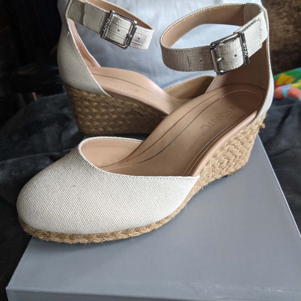 Vionic Amy wedge closed toe in cream